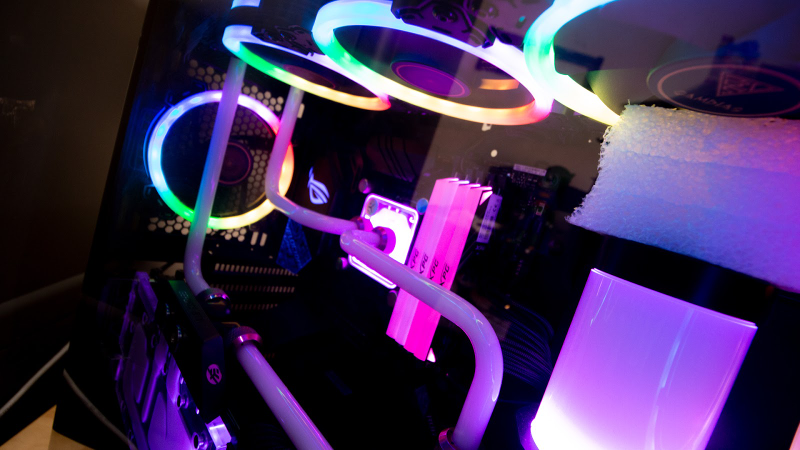 Illustration for article titled Look At This Gosh-Darn Pretty Gaming PC